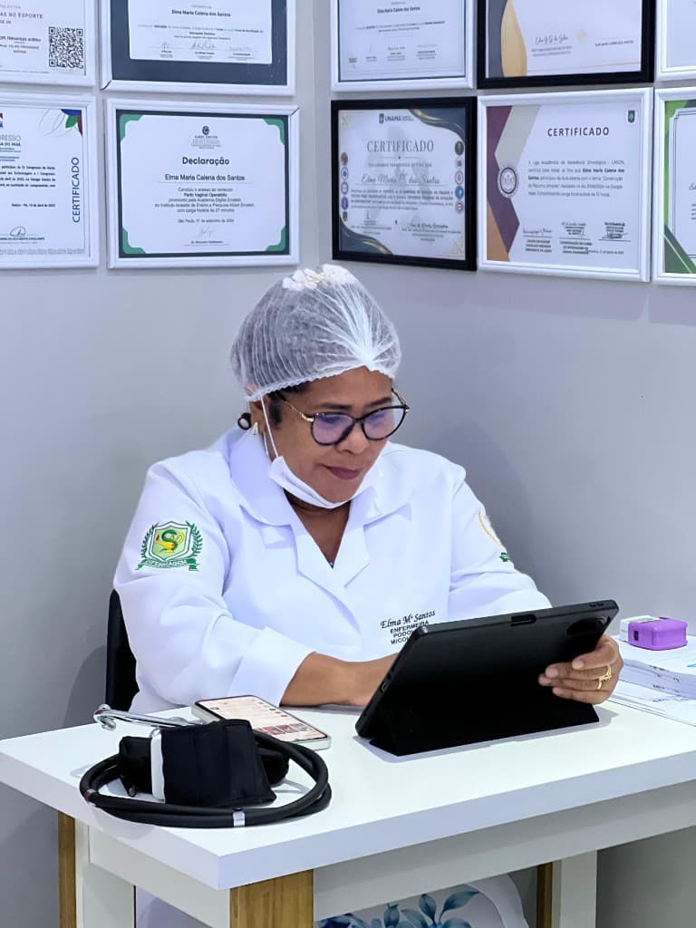 Elma Maria Caiena dos Santos, enfermeira e podóloga, no consultório da Pedeclinica Podologia